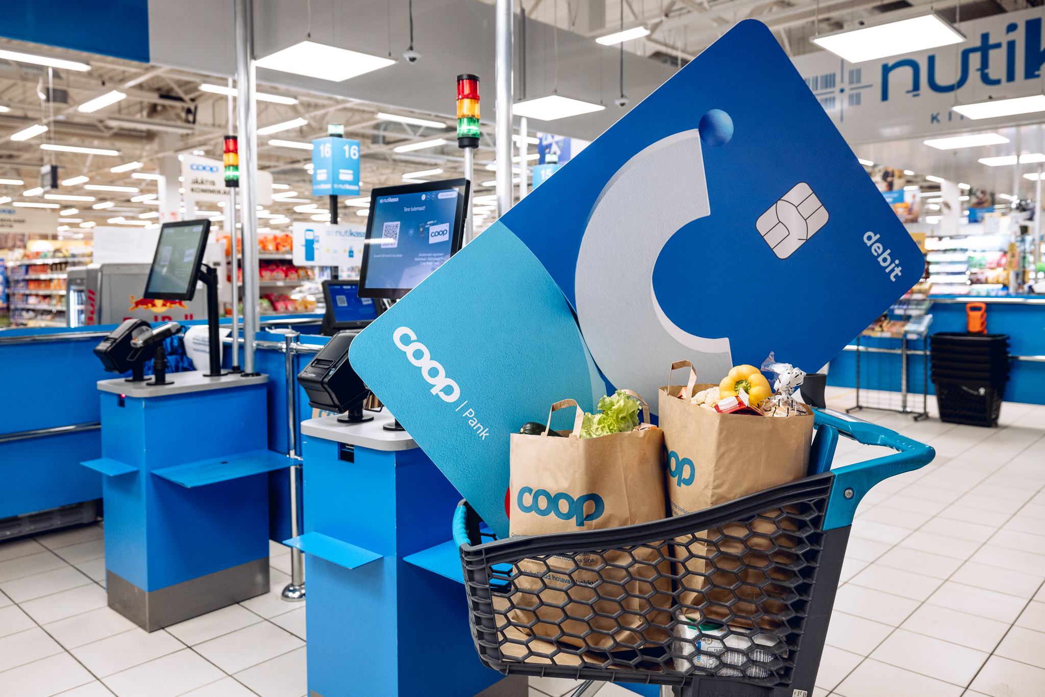 Coop Panga kaart ja toidukorv Coopi kaupluses.