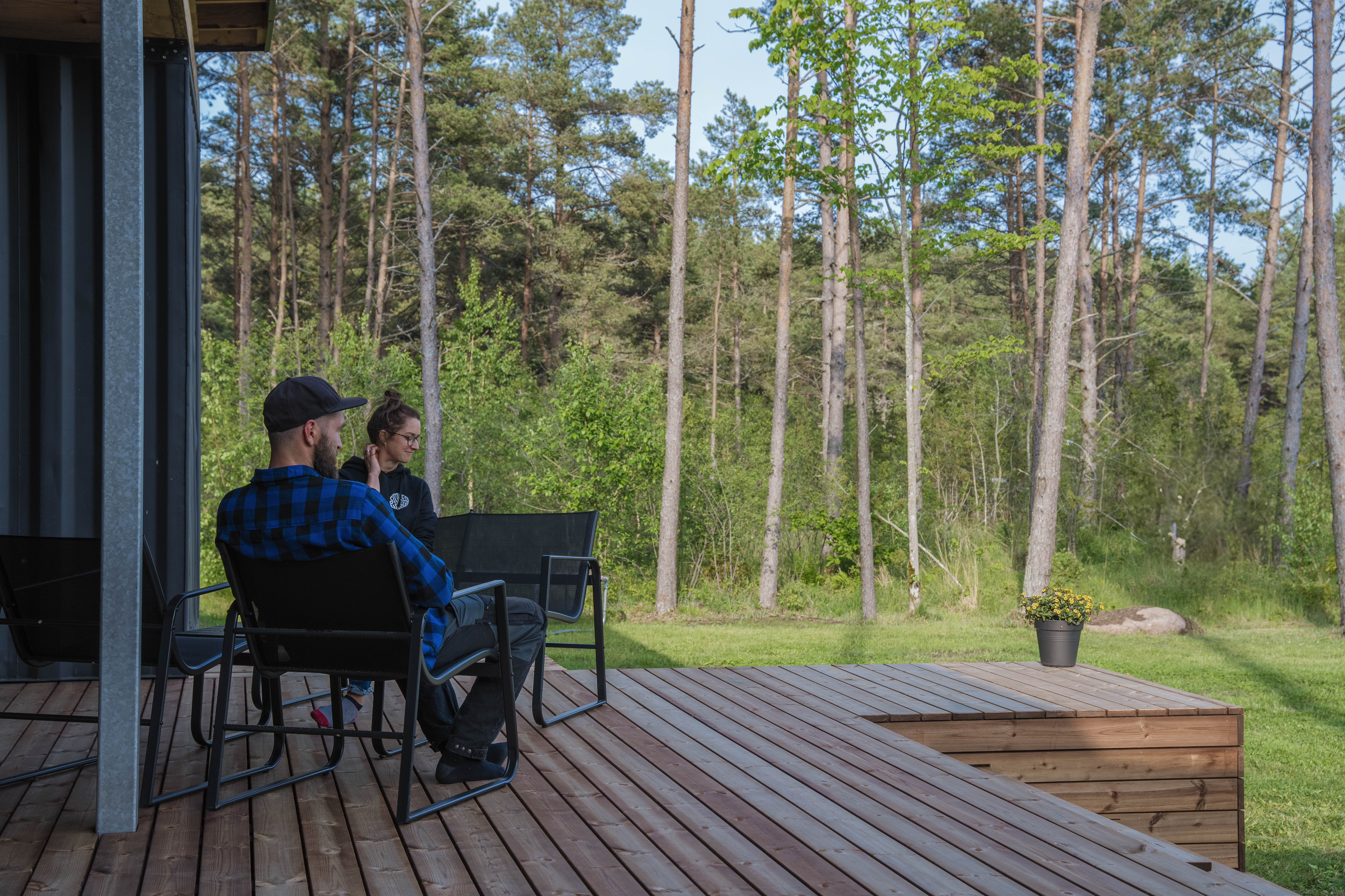 Koduomanikud Lagle ja Kaimas istuvad terrassil ja vaatavad rohelusse.