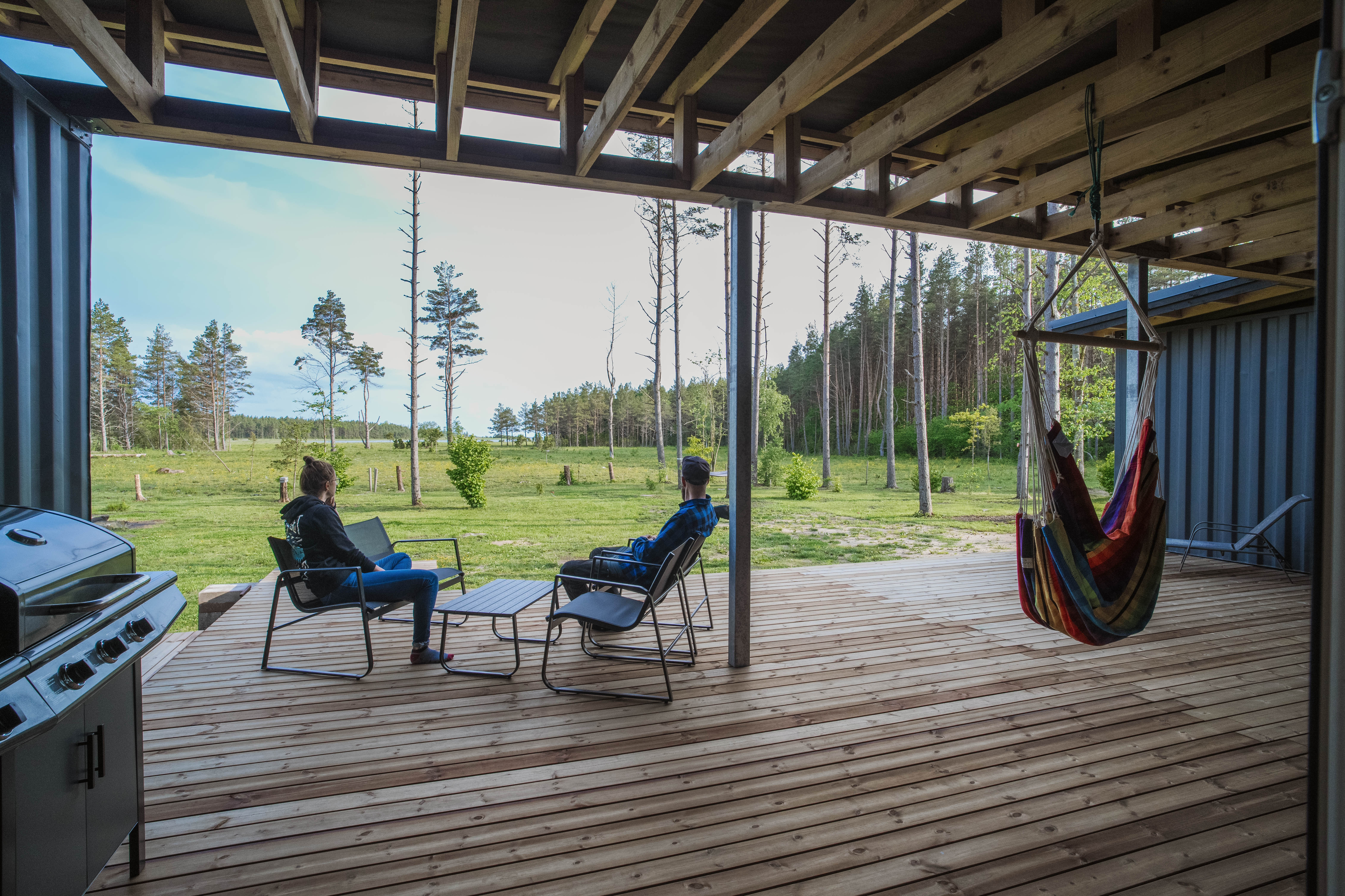 Lagle ja Kaimas istuvad oma uue kodu suurel katusega terrassil ja vaatavad kaugusse.