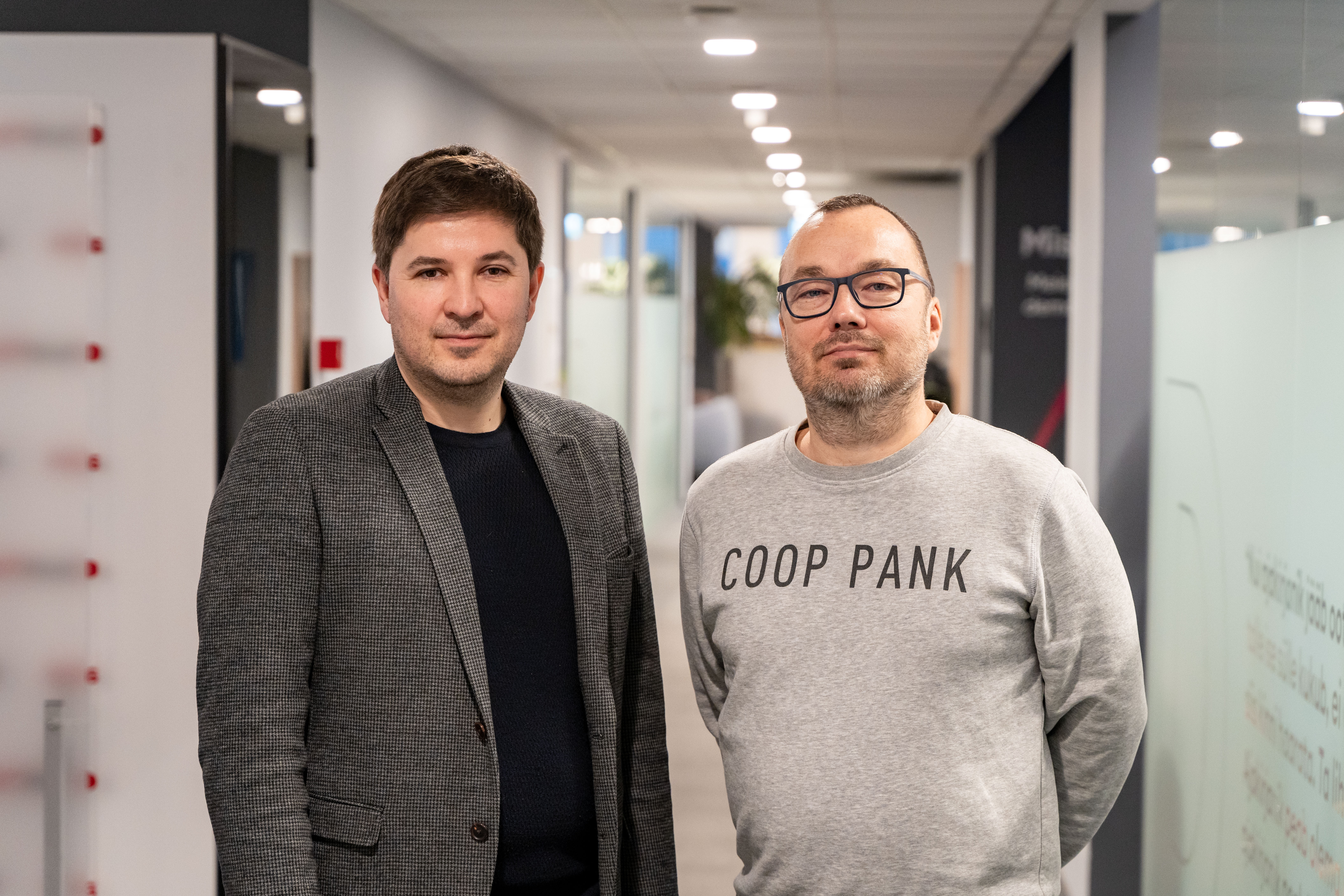 Ando Rahu ja Martin Ilves seisavad kontori koridoris.