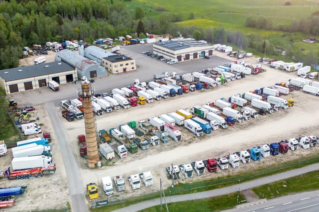 Veoautode park ja töökojahooned suvisel ajal õhust vaadatuna.