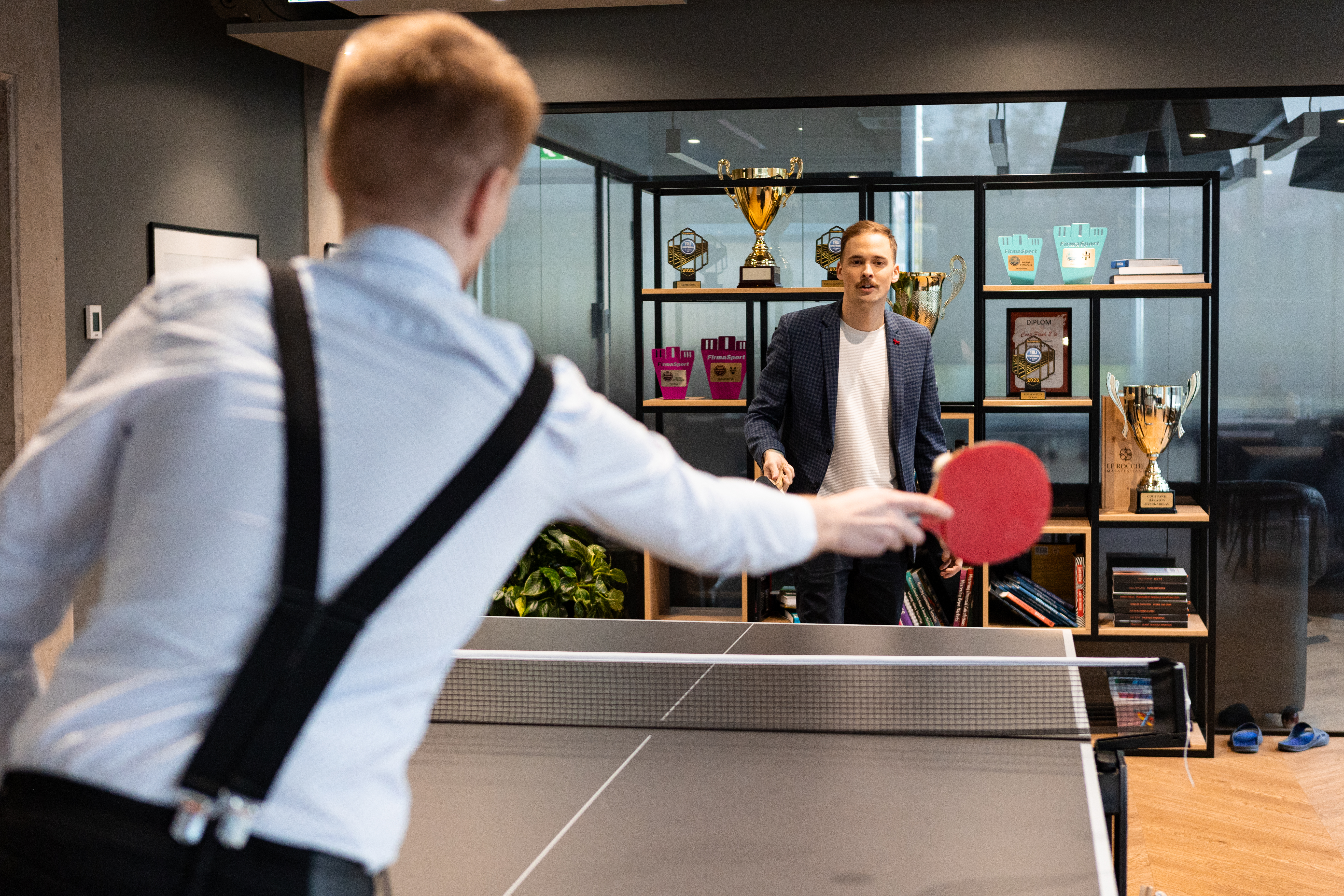 Kaks meest mängivad lauatennist kontoriruumis.